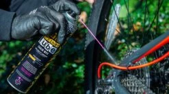 Muc-Off Dry Lube Tør Kædeolie, 400ml -Cykelshoppen Udsalgsbutik 02 949 Dry Lube Aerosol PDP Highlight 950x crop center