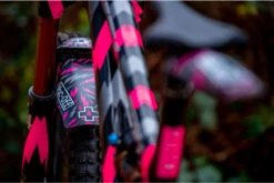 Muc-Off Front Ride Guard Forskærm, Black/Pink -Cykelshoppen Udsalgsbutik 193 11