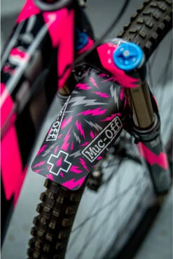 Muc-Off Front Ride Guard Forskærm, Black/Pink -Cykelshoppen Udsalgsbutik 193 13