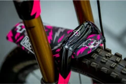 Muc-Off Front Ride Guard Forskærm, Black/Pink -Cykelshoppen Udsalgsbutik 193 14