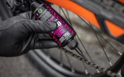 Muc-Off All Weather Kædeolie, 120ml 8 Muc-Off All Weather Kædeolie, 120ml -Cykelshoppen Udsalgsbutik All Weather Lube MR5 6891 1 1900x crop center