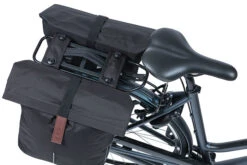 Basil City MIK 2 X 20L Sidetaskesæt, MIK Beslag 11 Basil City MIK 2 X 20L Sidetaskesæt, MIK Beslag -Cykelshoppen Udsalgsbutik basil city double pannier bag mik 28 32 litres bla203